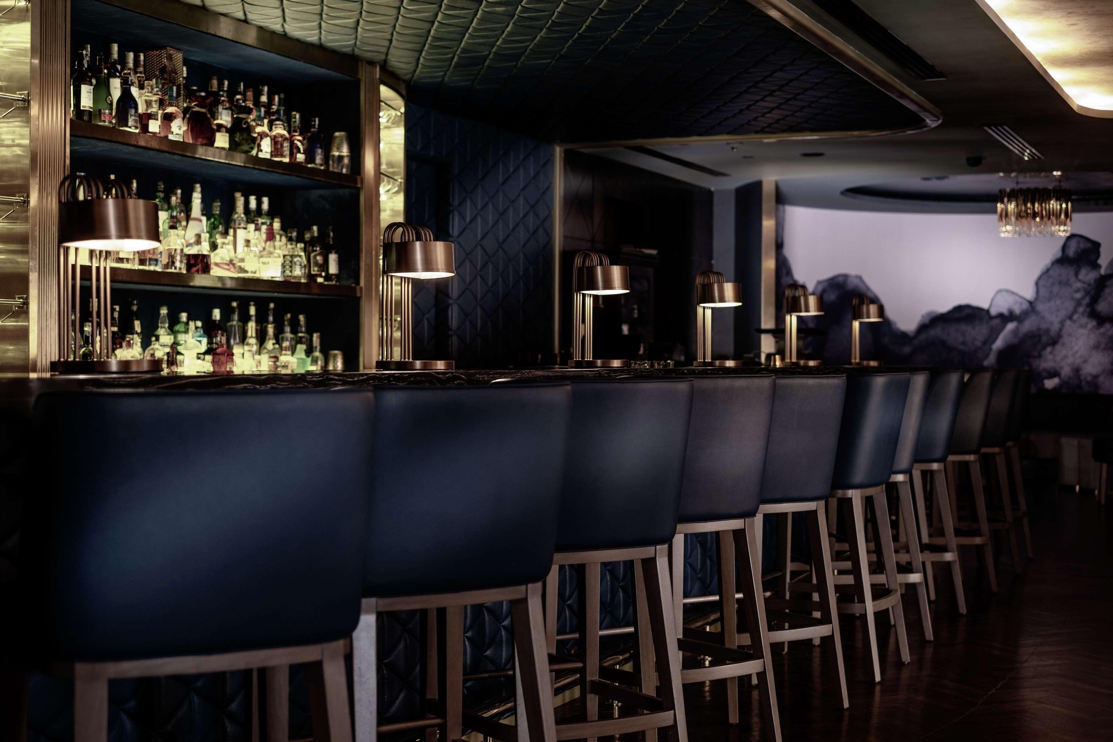 Hilton Kota Kinabalu Hotel Ngoại thất bức ảnh The bar at the 1900