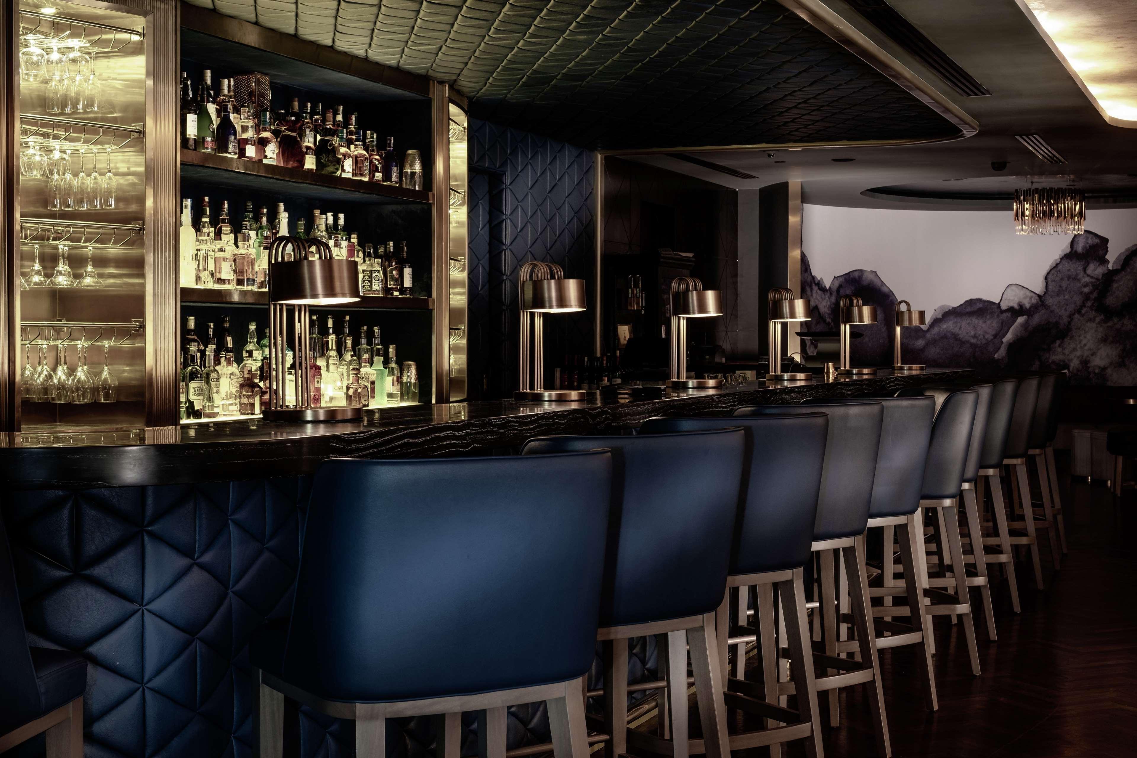 Hilton Kota Kinabalu Hotel Ngoại thất bức ảnh The bar at the London Edition