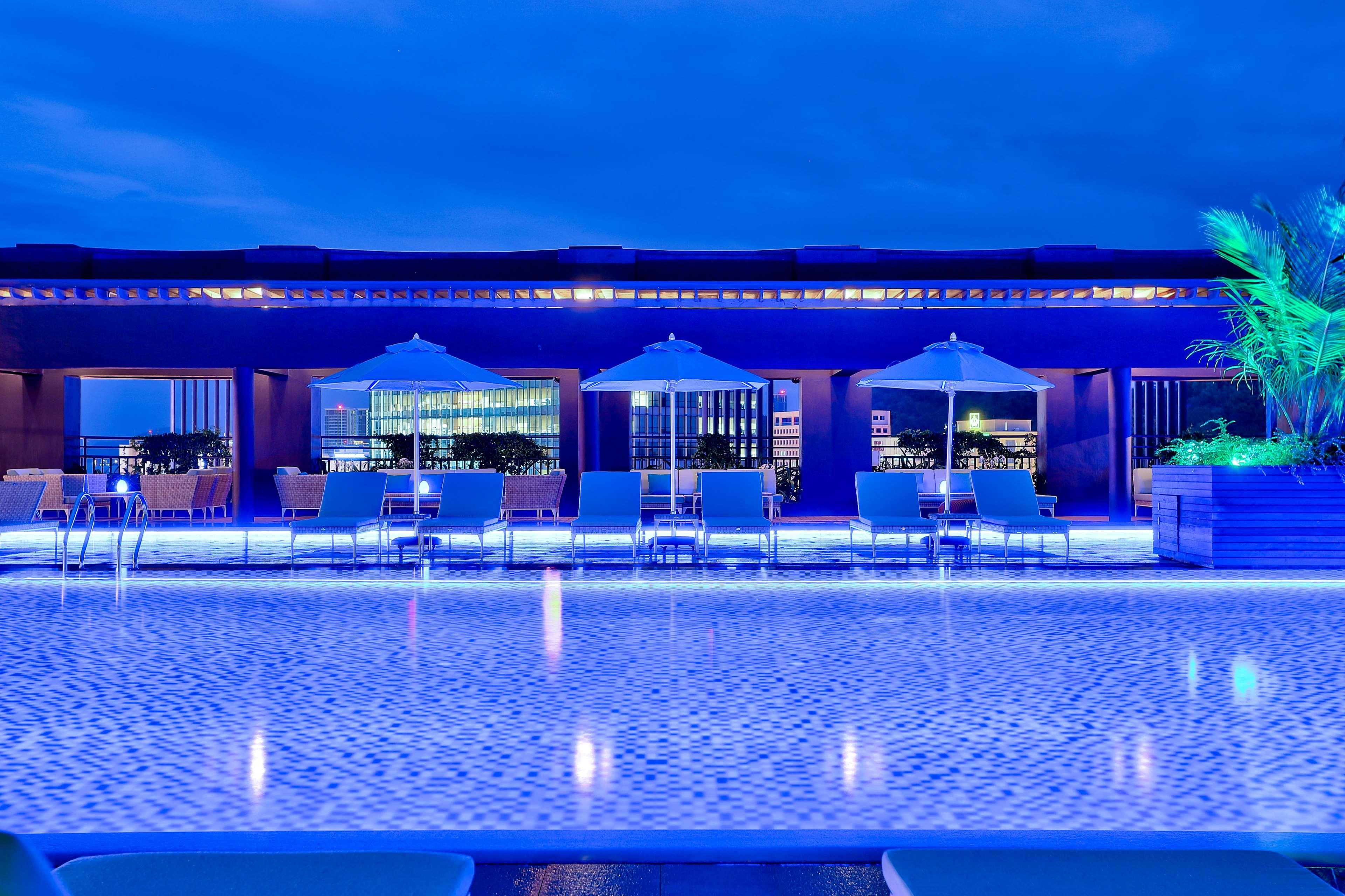Hilton Kota Kinabalu Hotel Ngoại thất bức ảnh The pool at the hotel