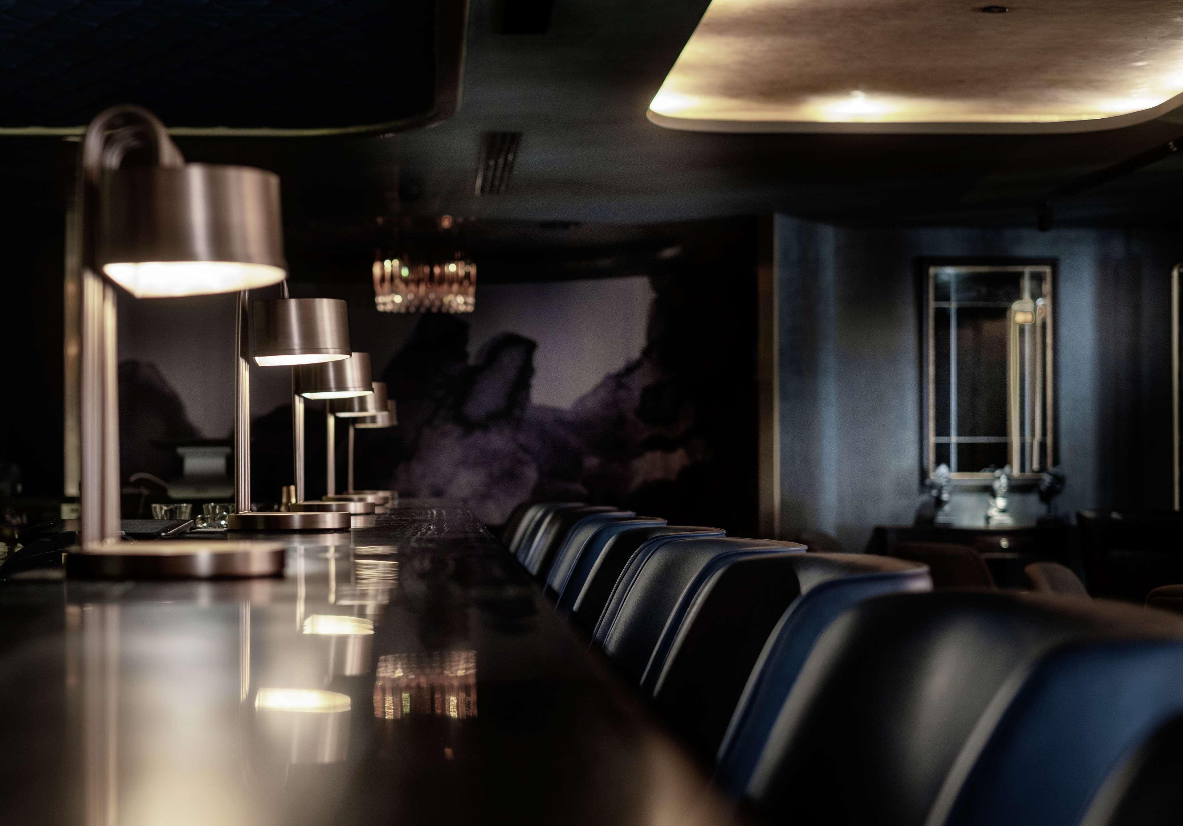 Hilton Kota Kinabalu Hotel Ngoại thất bức ảnh The bar at the London Edition