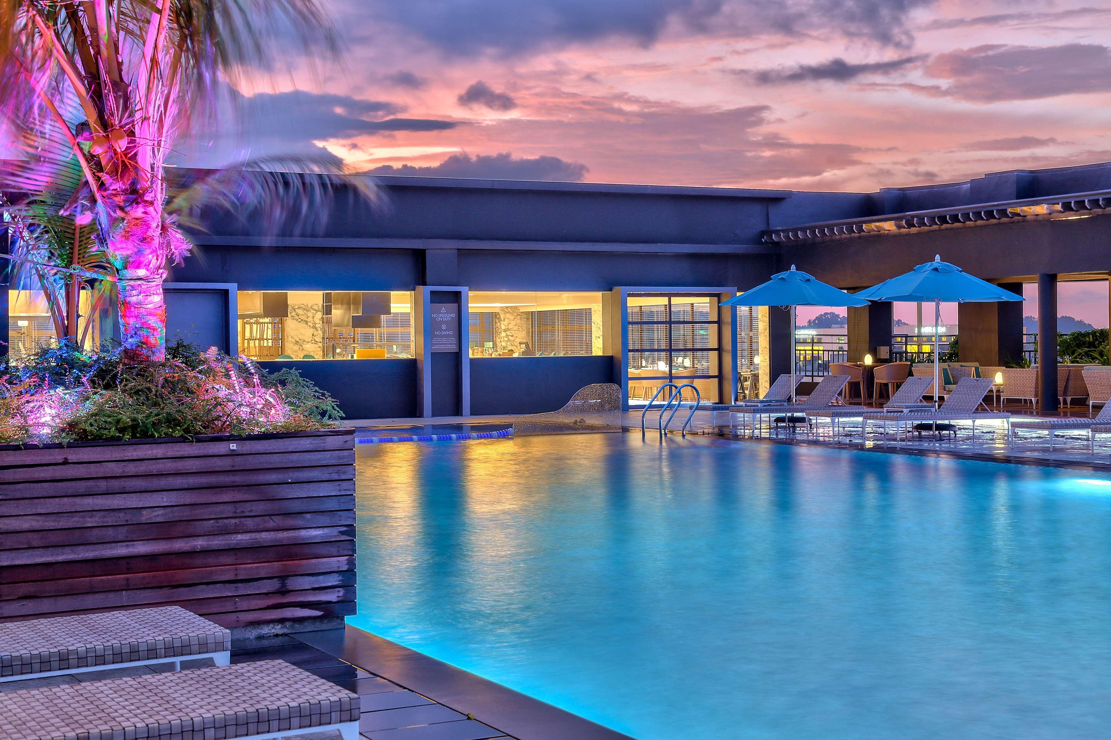Hilton Kota Kinabalu Hotel Ngoại thất bức ảnh The swimming pool at the hotel