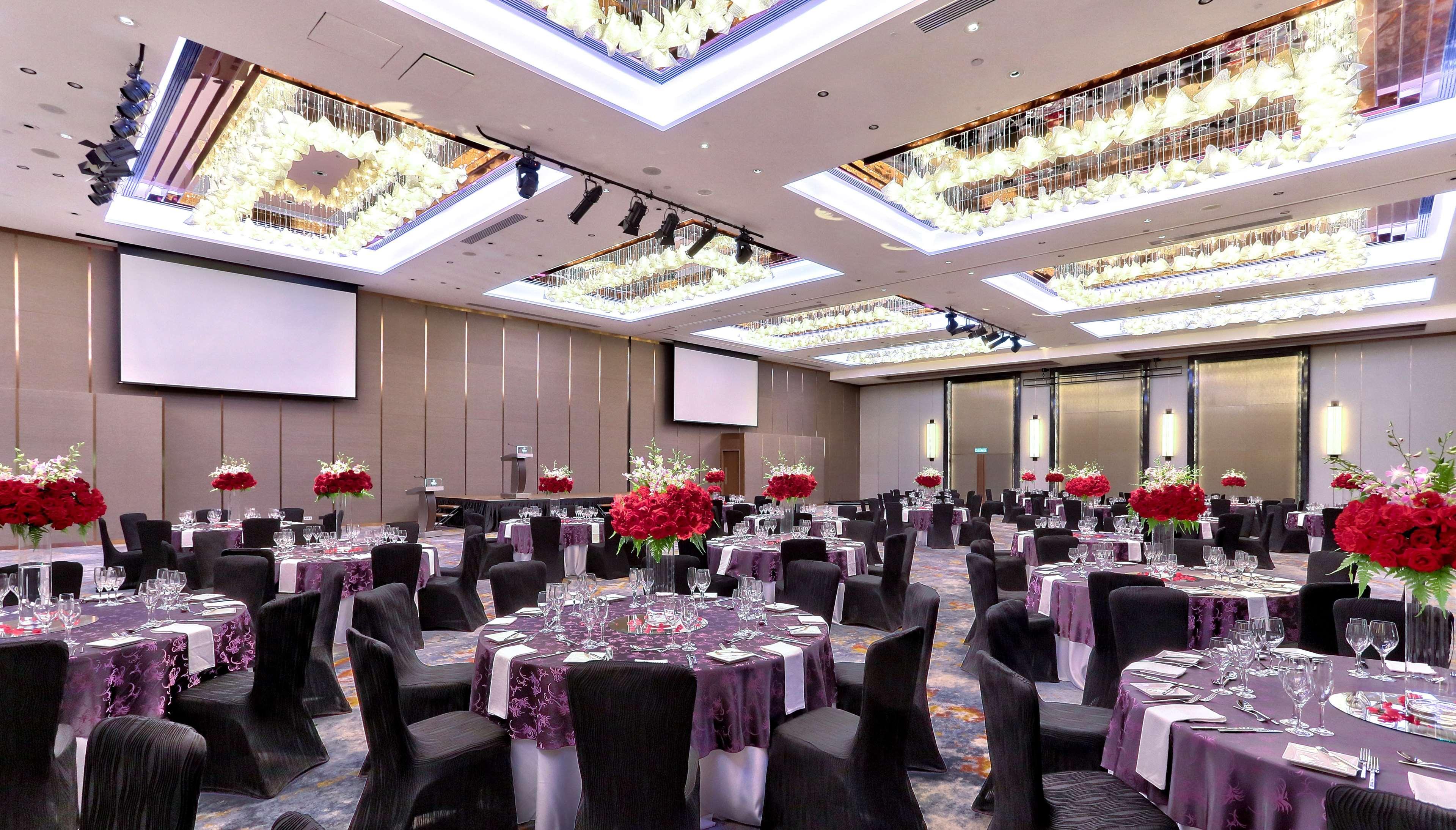 Hilton Kota Kinabalu Hotel Ngoại thất bức ảnh The ballroom of the hotel