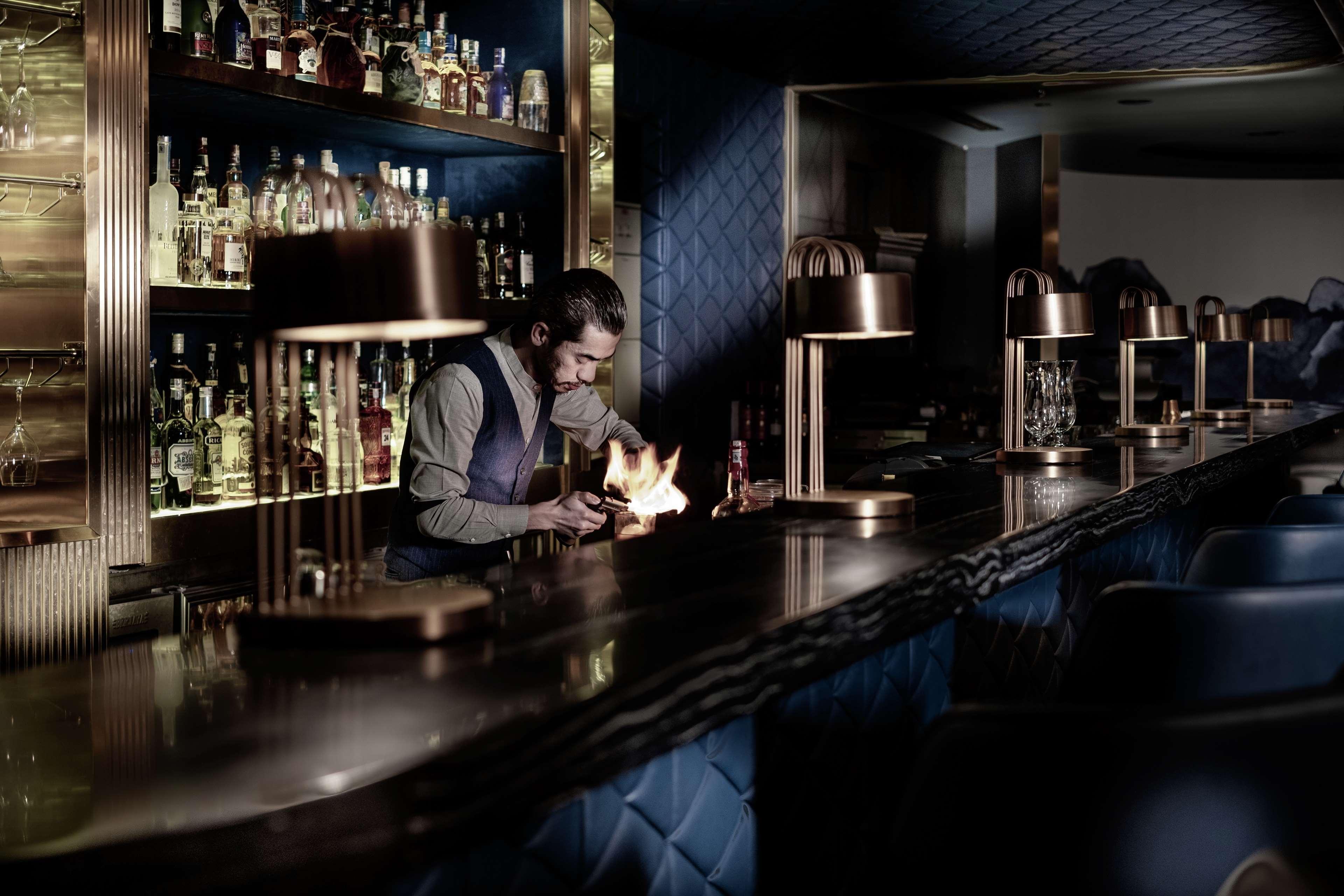 Hilton Kota Kinabalu Hotel Ngoại thất bức ảnh The bar at the London Edition