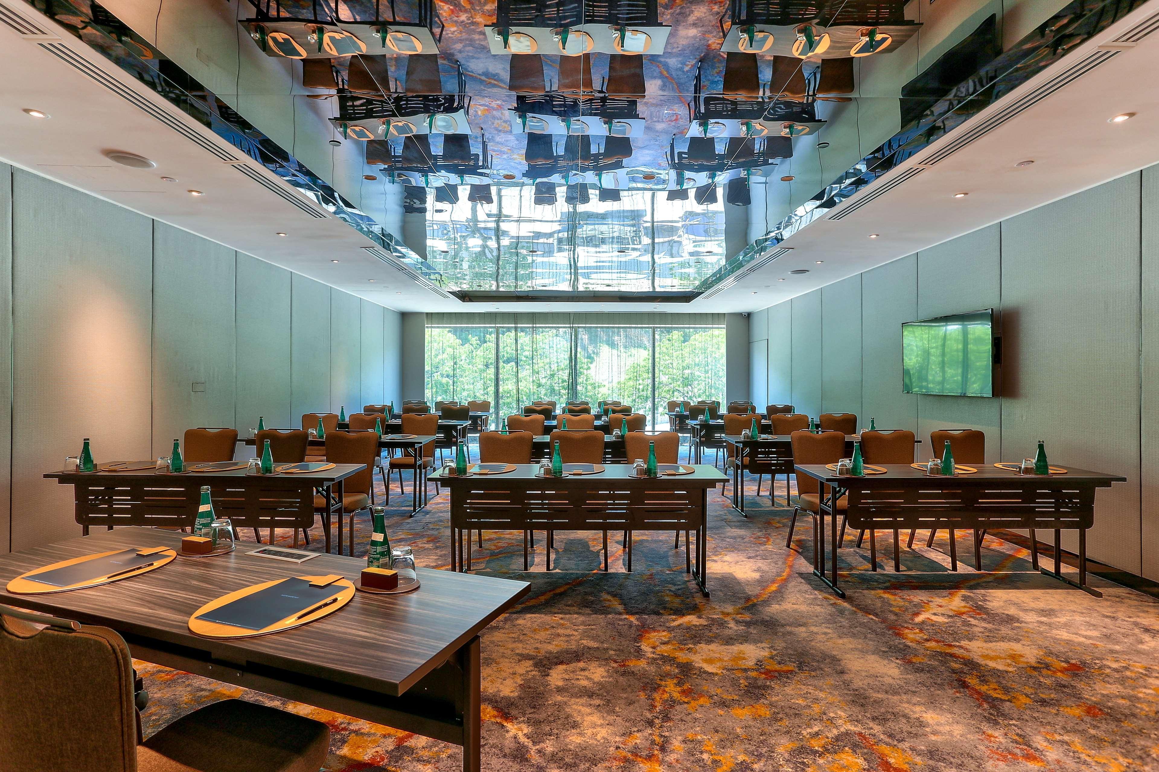 Hilton Kota Kinabalu Hotel Ngoại thất bức ảnh Meeting room at the hotel