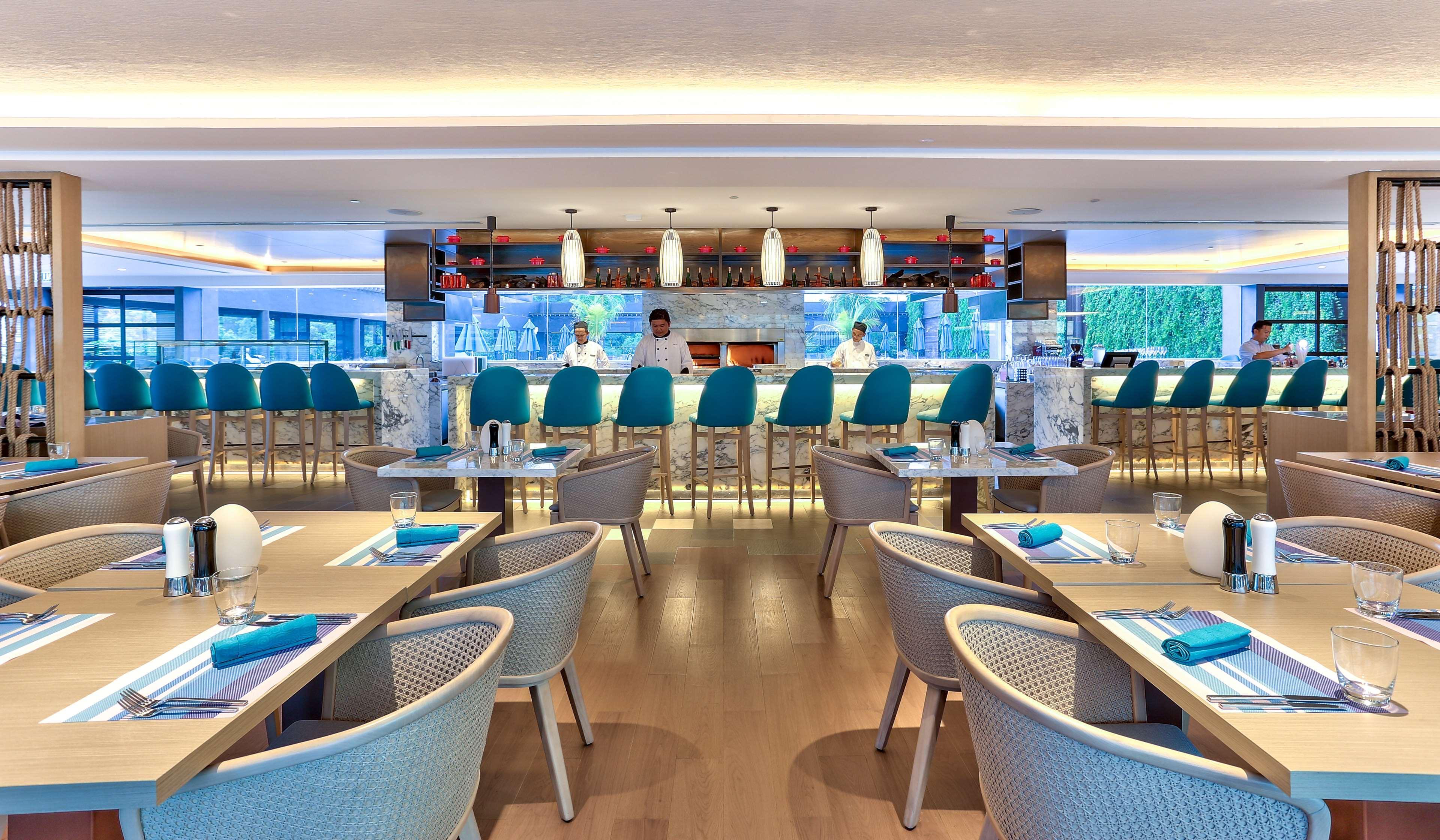 Hilton Kota Kinabalu Hotel Ngoại thất bức ảnh The interior of the restaurant