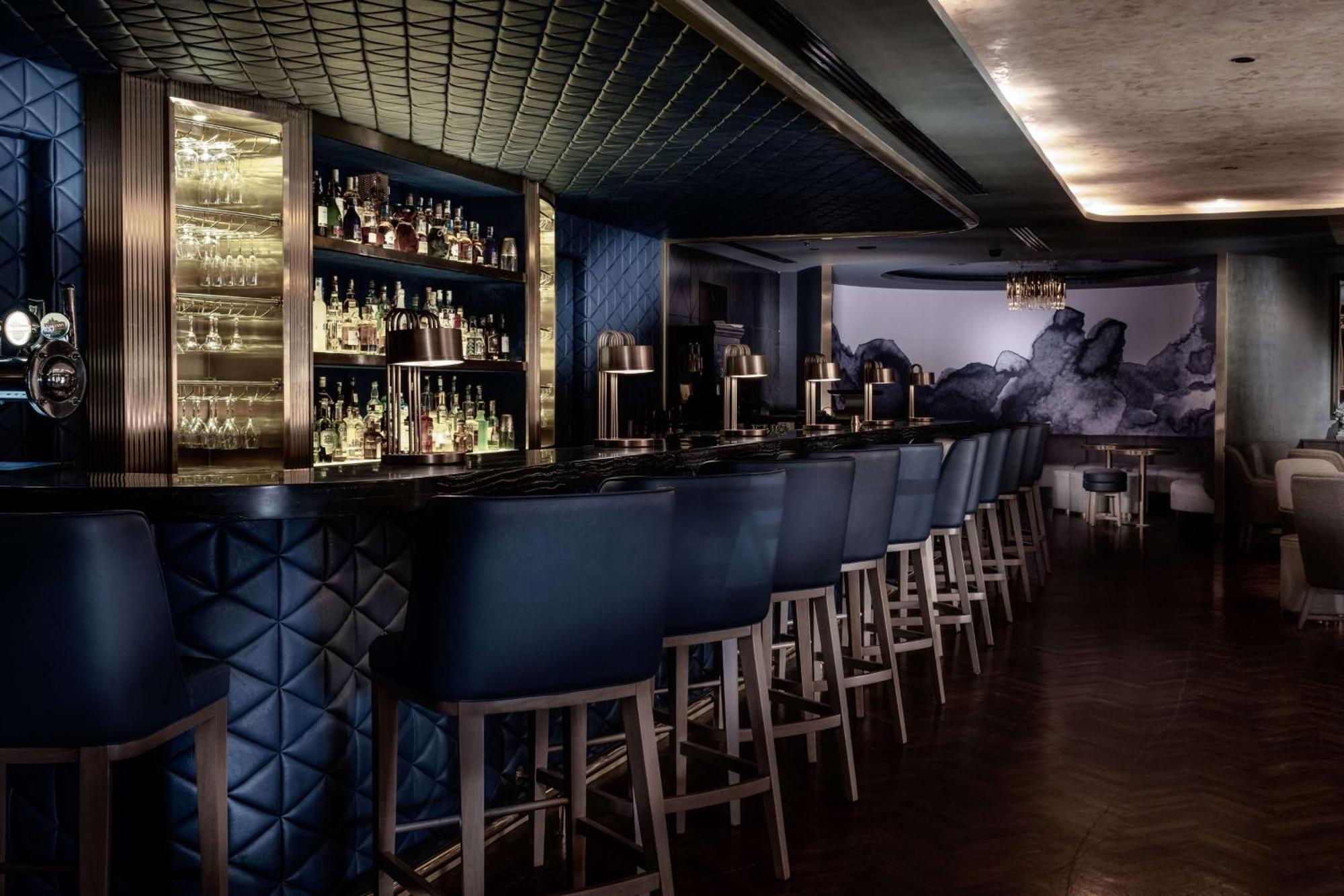 Hilton Kota Kinabalu Hotel Ngoại thất bức ảnh The bar at the Mandarin Oriental, New York
