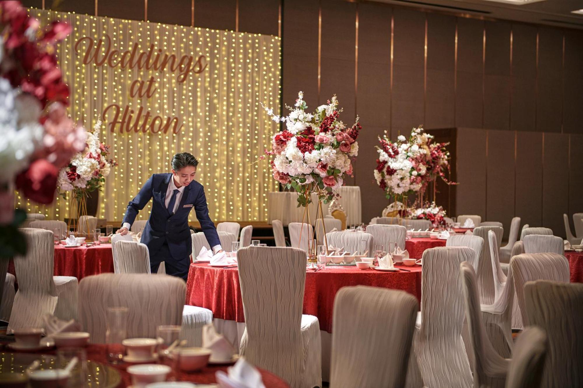 Hilton Kota Kinabalu Hotel Ngoại thất bức ảnh A wedding reception at the Royal Thai Suite