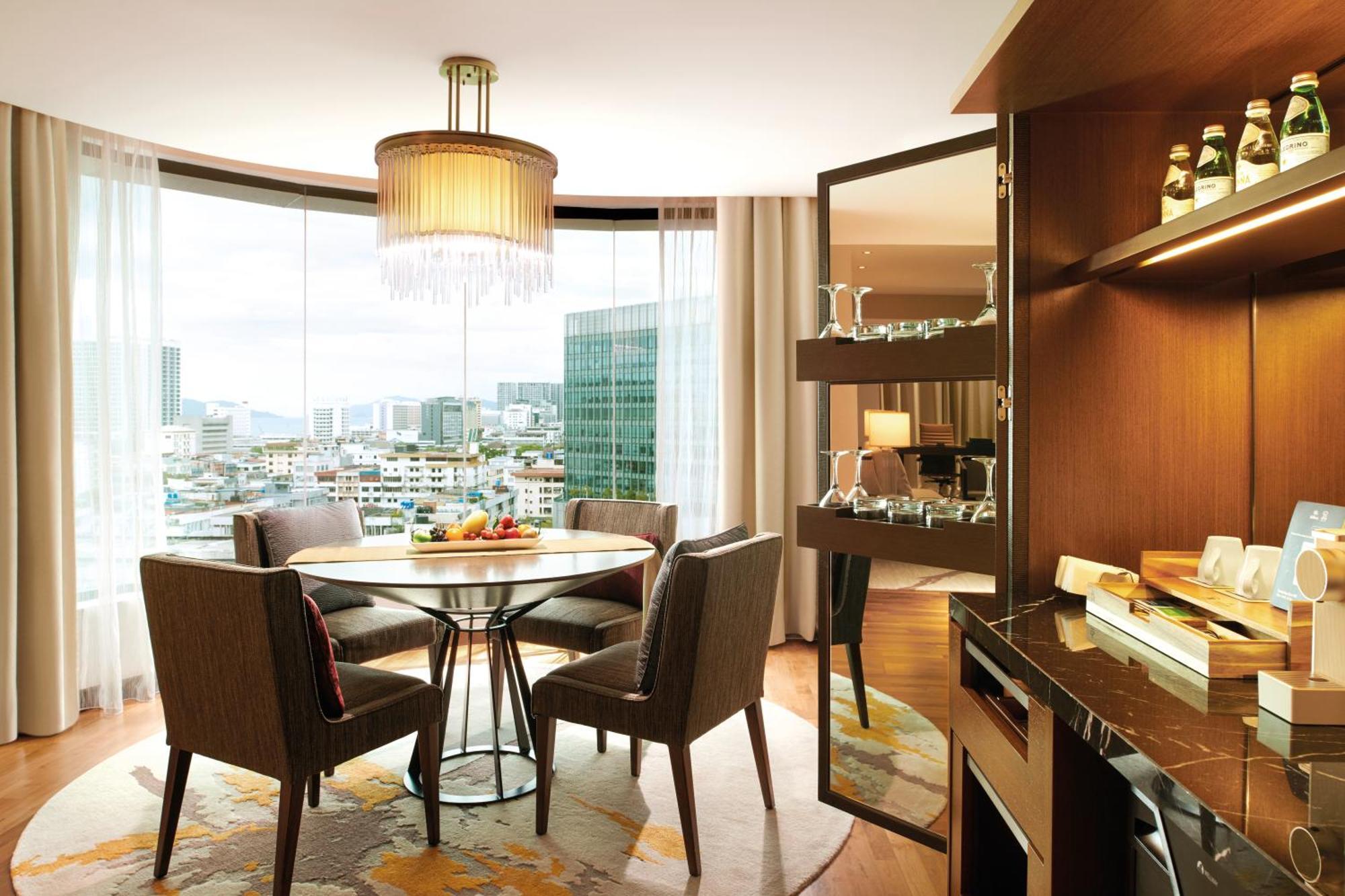 Hilton Kota Kinabalu Hotel Ngoại thất bức ảnh A dining room