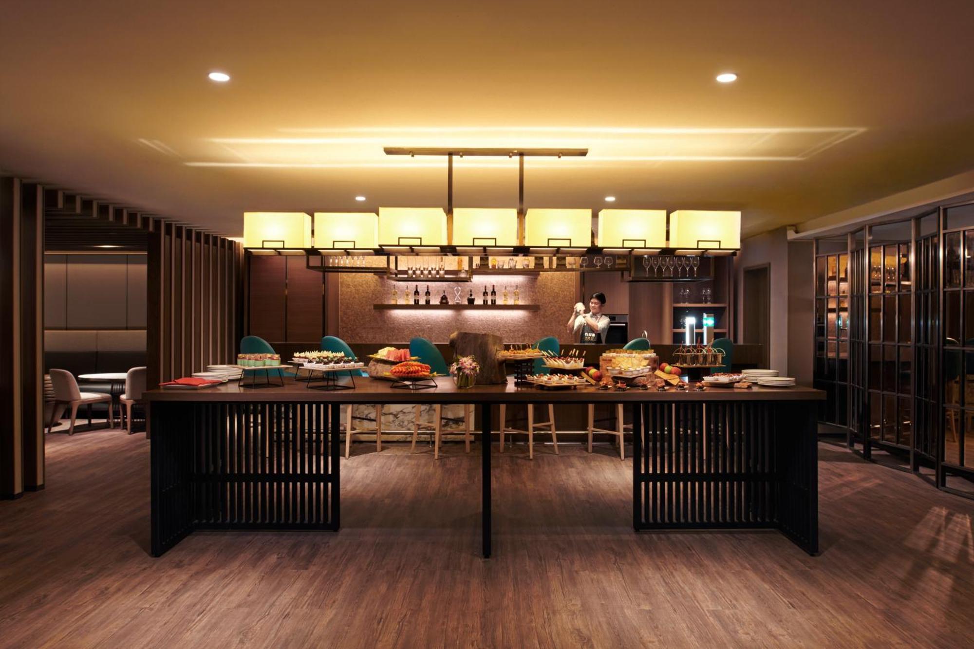 Hilton Kota Kinabalu Hotel Ngoại thất bức ảnh The lounge at Changi Airport