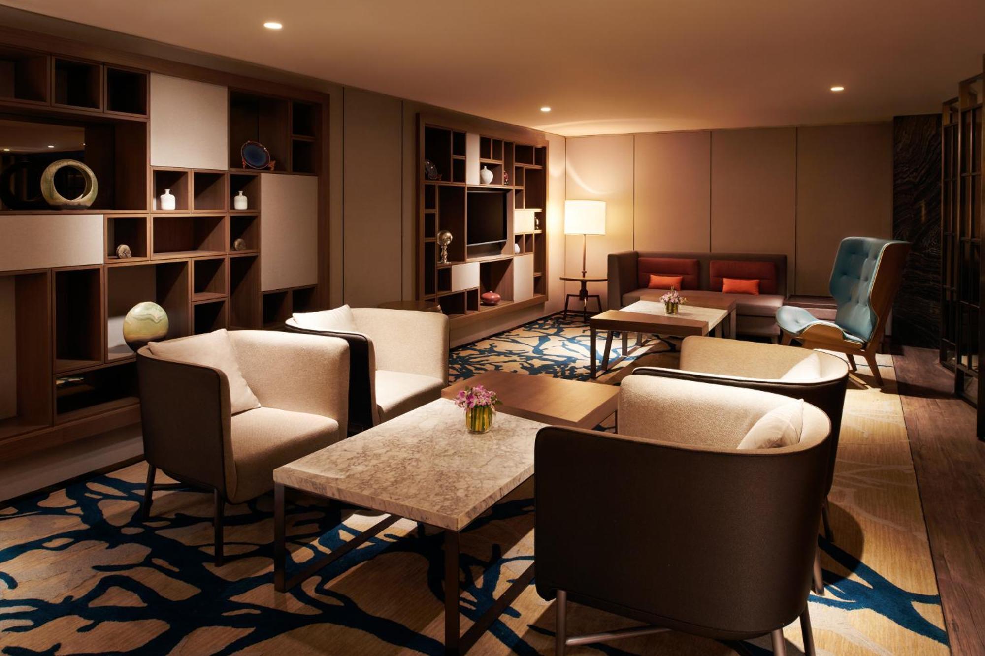 Hilton Kota Kinabalu Hotel Ngoại thất bức ảnh The Club lounge at Hong Kong International Airport