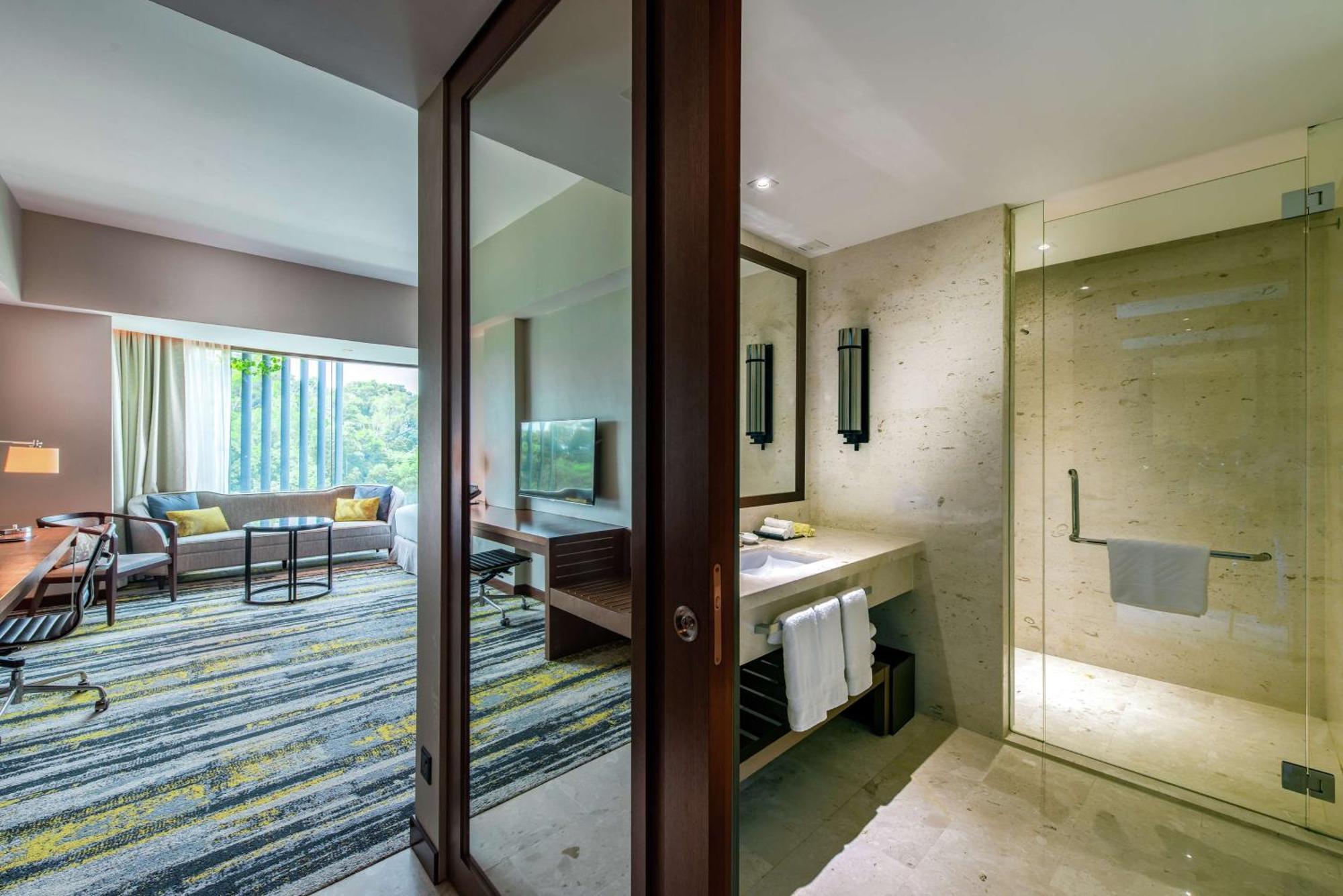 Hilton Kota Kinabalu Hotel Ngoại thất bức ảnh Deluxe Suite