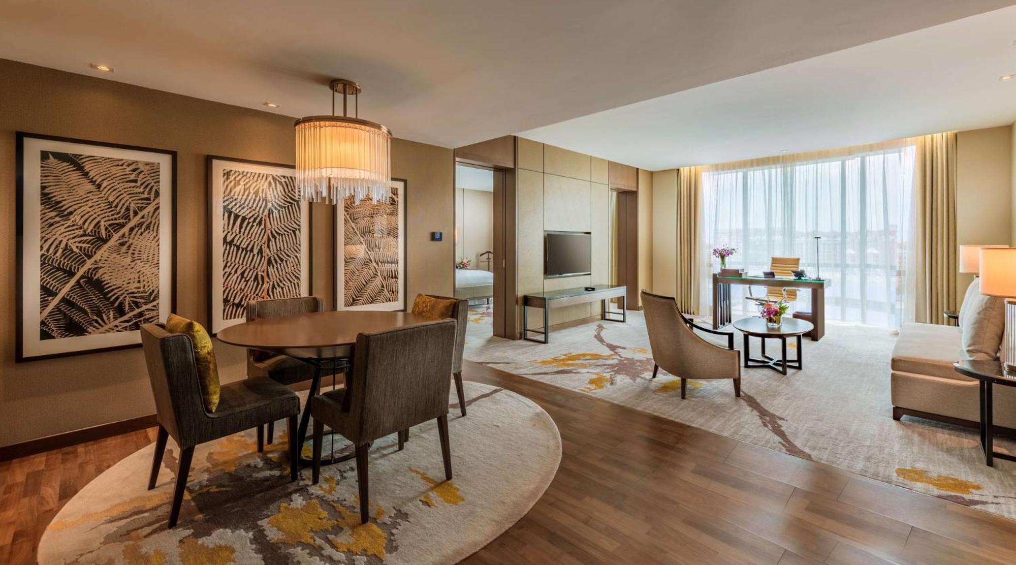 Hilton Kota Kinabalu Hotel Ngoại thất bức ảnh A suite at the hotel