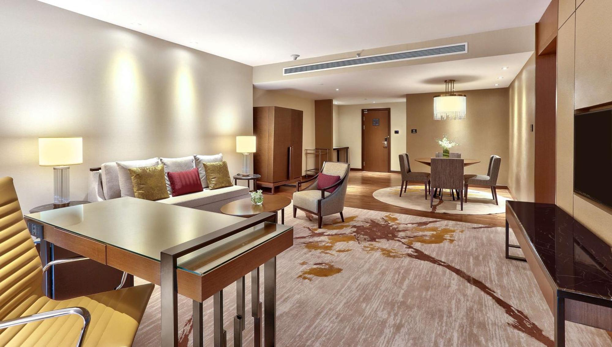 Hilton Kota Kinabalu Hotel Ngoại thất bức ảnh A suite at the hotel